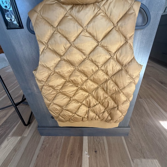 Patagonia Women's Prow Bomber Vest - Picture 2 of 3